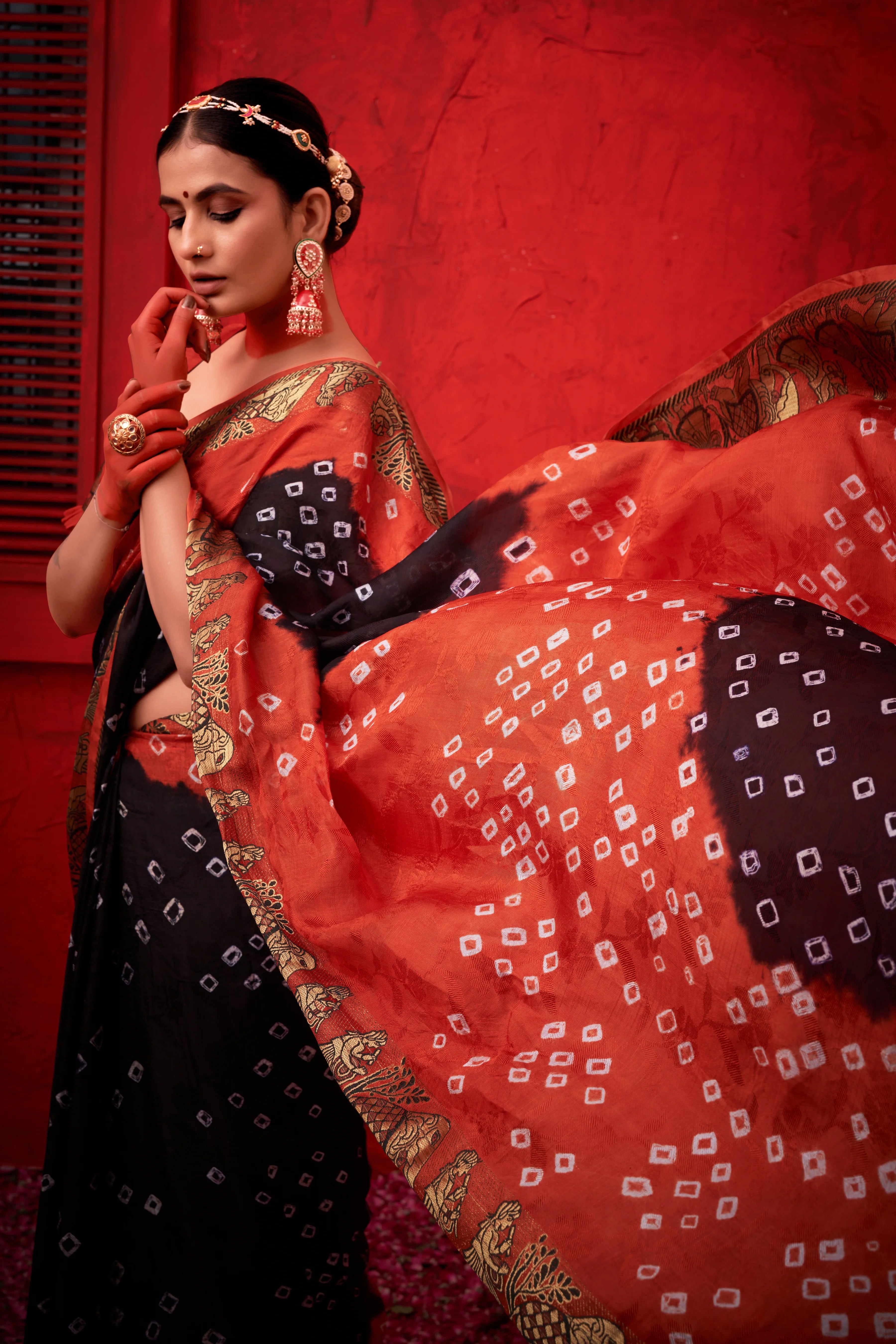 BlackJaquardSilkBandhaniPartyWearSaree2.webp