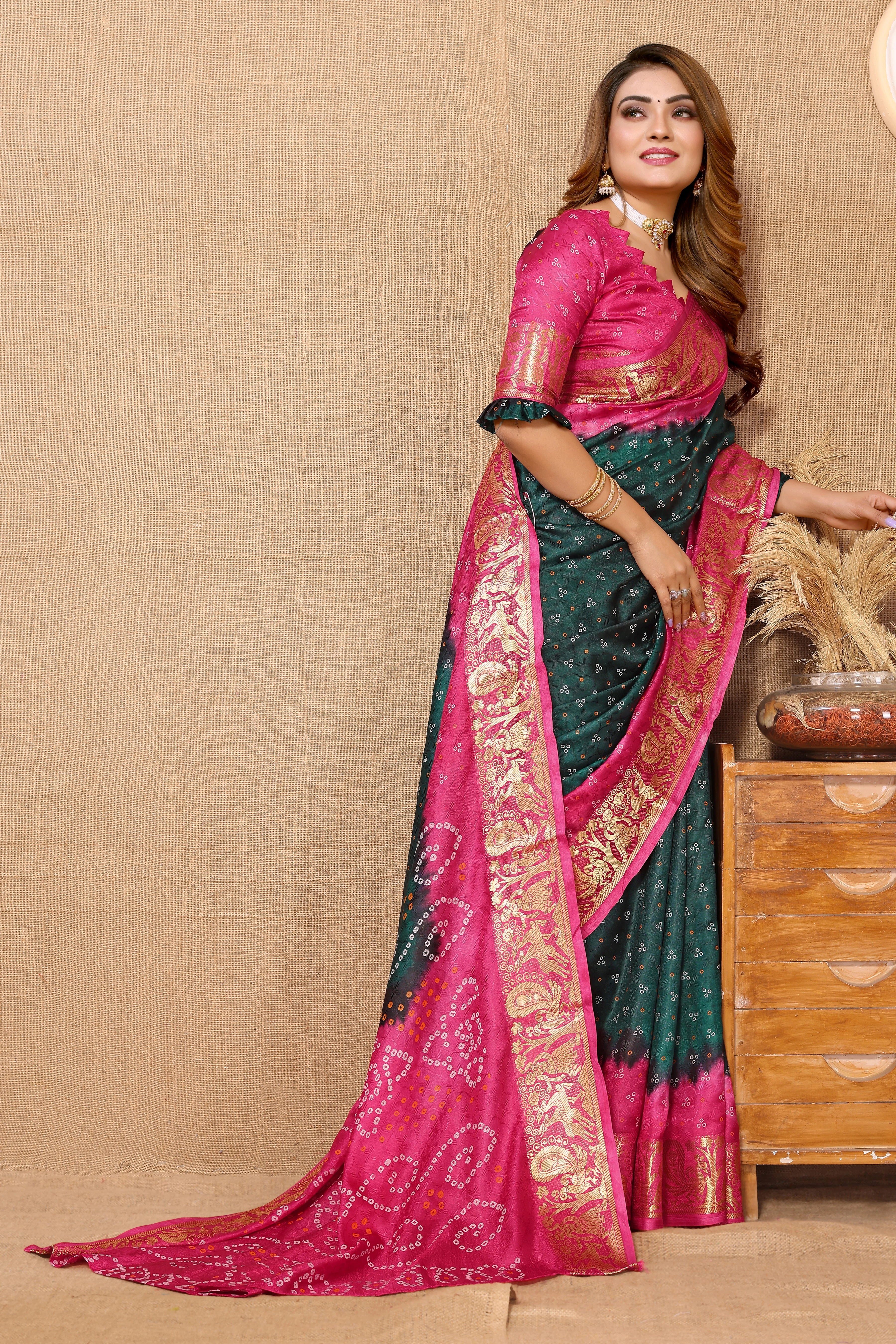 SplendidGreenJaquardSilkBandhejSaree3.webp